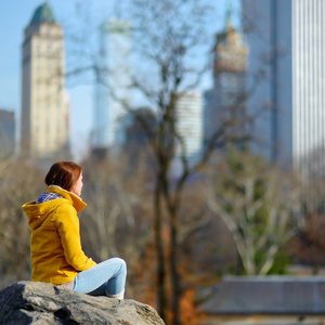 女人看着中央公园的摩天大楼