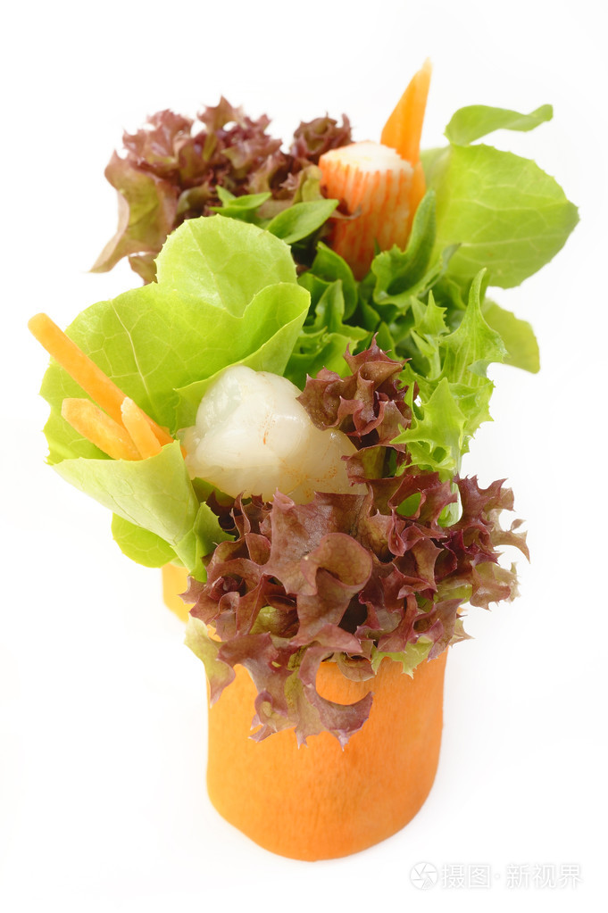 沙拉卷在白色背景上
