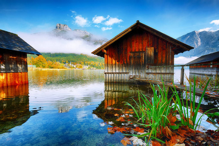 薄雾和阳光明媚的早晨在 Altaussee 村。阳光明媚的秋景在清晨。地点 奥地利施蒂里亚 Liezen 区 Altausse