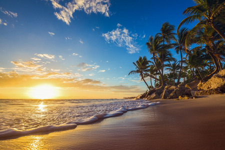 天堂的热带岛屿海滩，日出拍摄的风景