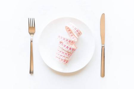 餐叉刀白碟用测量胶带饮食概念