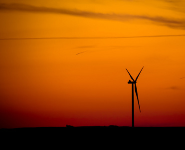 风力发电机组在日落时的剪影