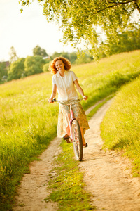 年轻女子骑着自行车