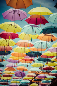 装饰着彩色的遮阳伞，马德里的街道