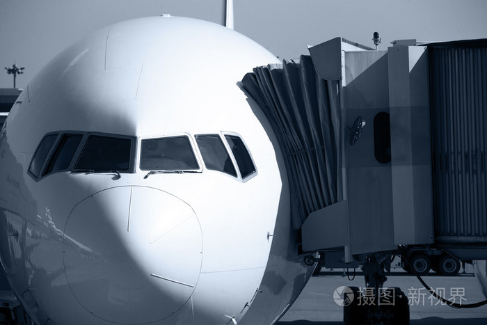 在机场的飞机机头