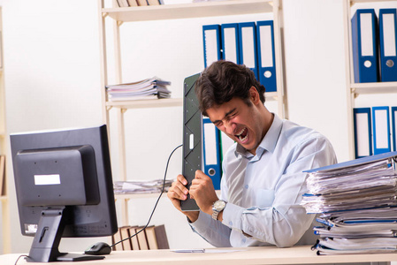 超负荷的忙碌的员工, 工作和文件过多照片