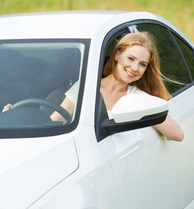幸福的女人看上去自然的汽车窗户伸出去