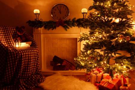 壁炉旁的圣诞树