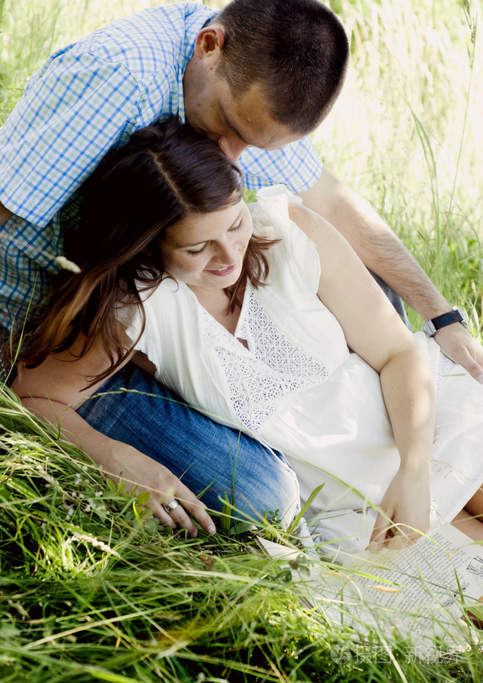 幸福的情侣拥抱