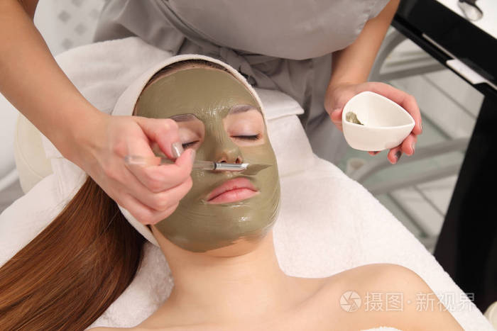 美容美发沙龙的年轻女性面部护理