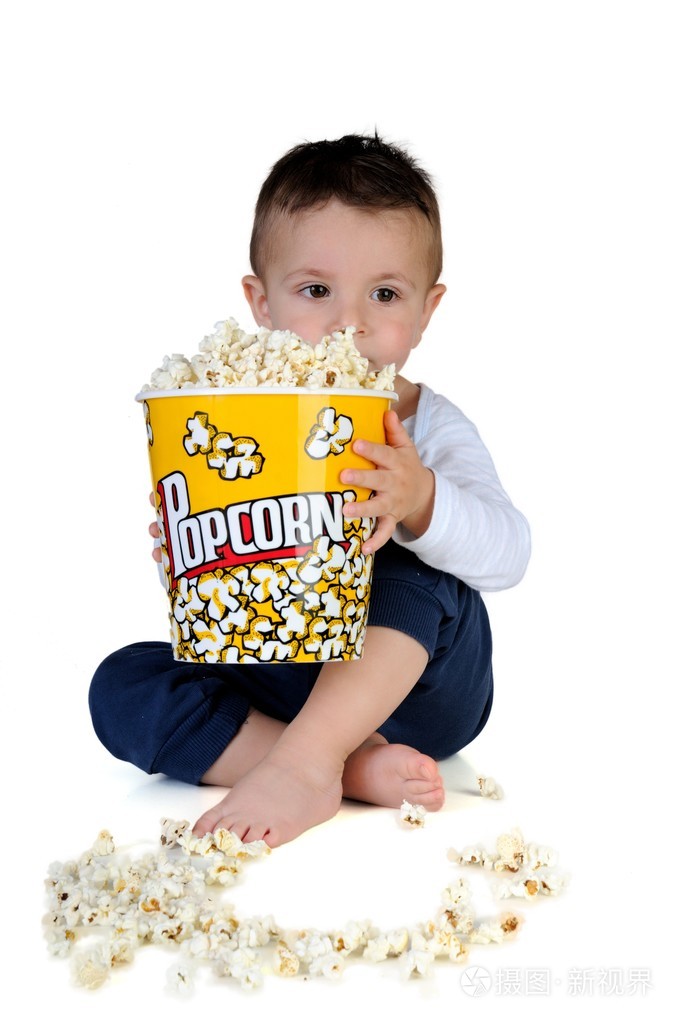 吃爆米花孤立的小男孩