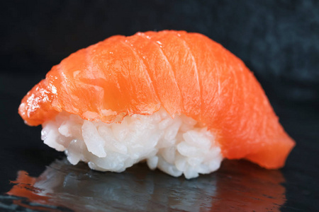 寿司集的生鱼片和寿司卷，送达石石板