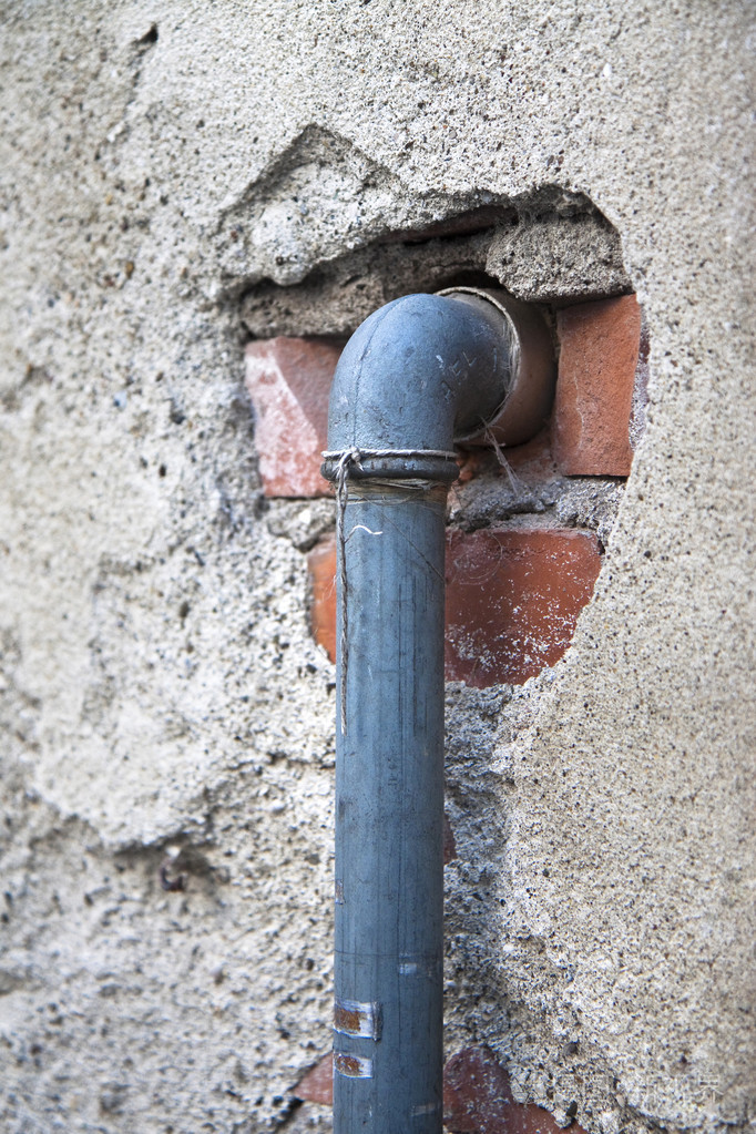 墙前的旧输水管