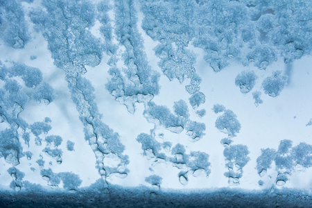 雪，被冻在玻璃窗口