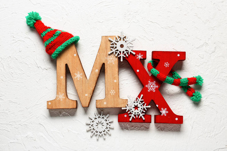 圣诞作文用字母 Mx 在白色纹理背景上