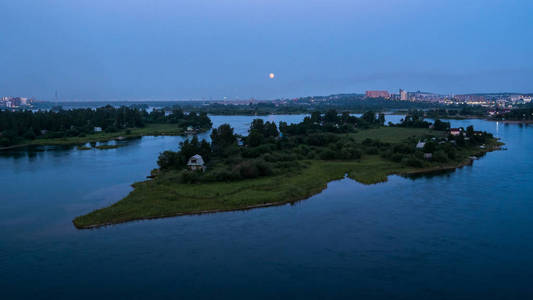 伊尔库茨克安加拉河河满月的升起