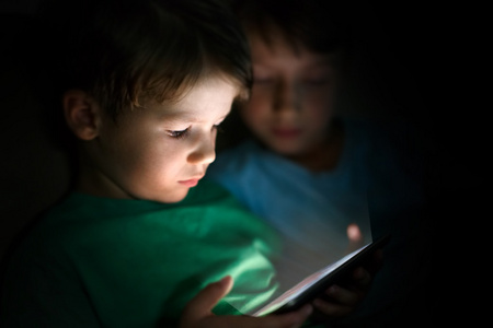 petits garons jouant sur la tablette de nuit