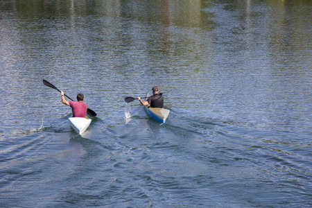 两名男子在独木舟