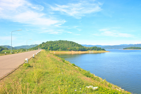 上坝道路和蓝天