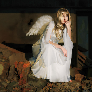 地球上的天使两个白人天使惊讶的老人天使查找天使长头发的女人,与