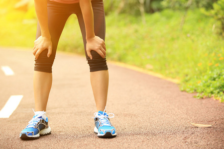 运动累了累了的女跑步运动员休息后运行硬在乡村的道路照片