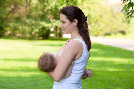母亲的女人母乳喂养婴儿男孩孩子照片