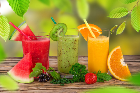 鲜榨果汁混合水果照片