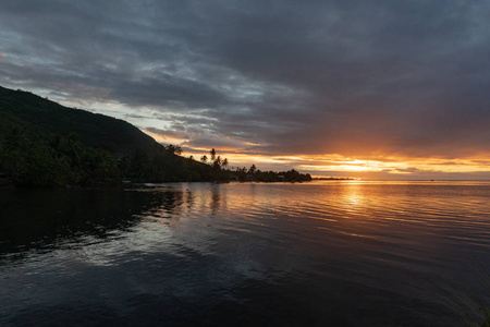 莫雷阿岛海岛美妙的日落在法属波利尼西亚风景