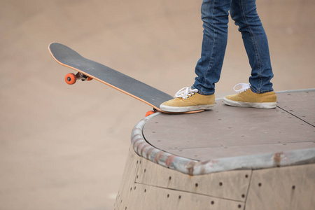 skatepark 坡道上的年轻女子滑板