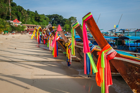 长船和热带海滩，安达曼海，皮皮岛 Thaila