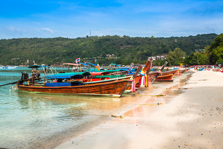 泰国传统的小船上皮皮岛，泰国