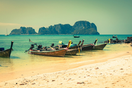 泰国传统的小船上皮皮岛，泰国