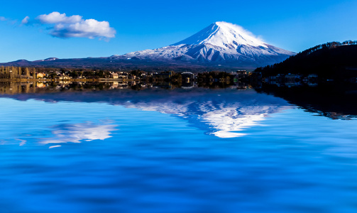 神圣富士山顶上覆盖着雪与 Reflectio