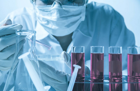 研究员与玻璃实验室化学试管用液体为分析, 医学, 药剂和科学研究概念