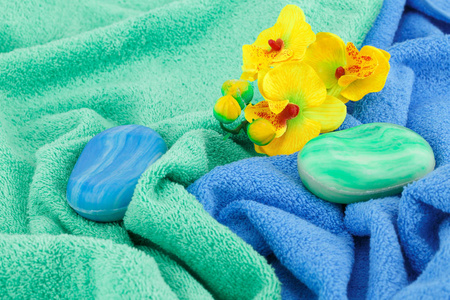 五颜六色的毛巾, 鲜花和肥皂特写图片