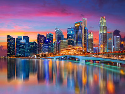 新加坡城市天际线景观。商业区视图。市中心的水在滨海湾的粉红色日落反射。旅游景观