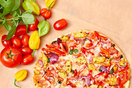 一块木板和蔬菜比萨
