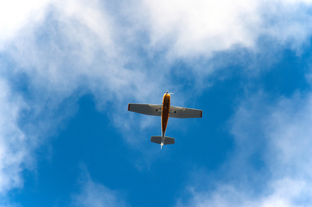 小飞机在蓝蓝的天空中