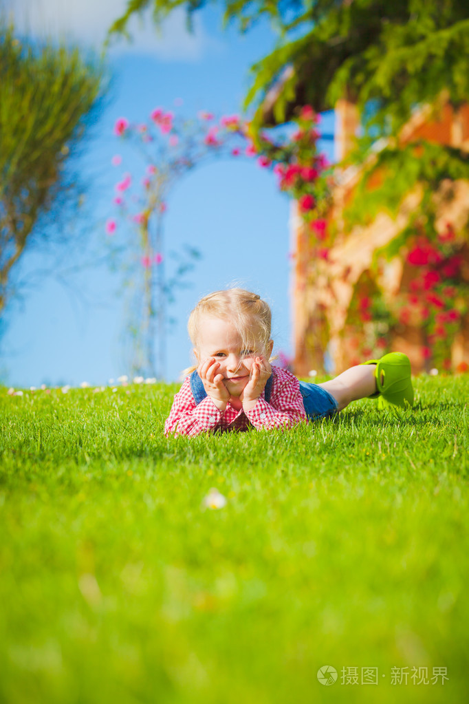 春天的乐趣和微笑的可爱小女孩