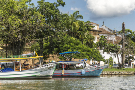 与当地旅游船的帕拉蒂运河, 巴西里约热内卢南部的科斯塔韦德地区