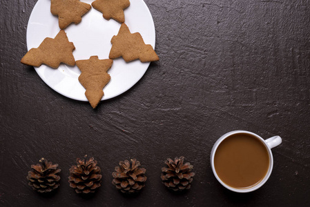 圣诞树形状的饼干咖啡图片