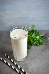 新鲜平原自制 yougurt 酸奶, youghurt, kefir, ayran, 酸奶昔 在玻璃与草本在灰色背景, 复制