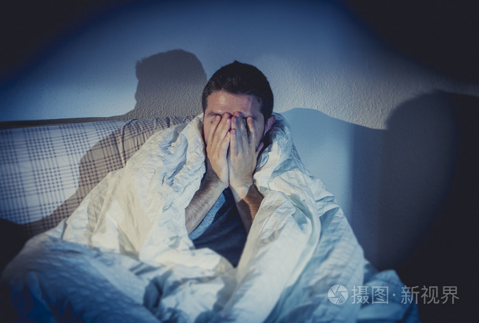 年轻人看起来病夫患精神障碍或抑郁症