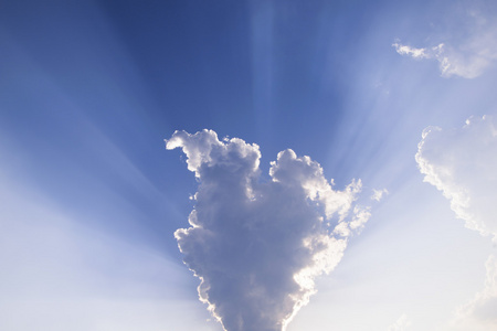 天鹅绒沙发背景在日落时温和的天空照片