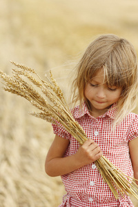 小女孩对麦场
