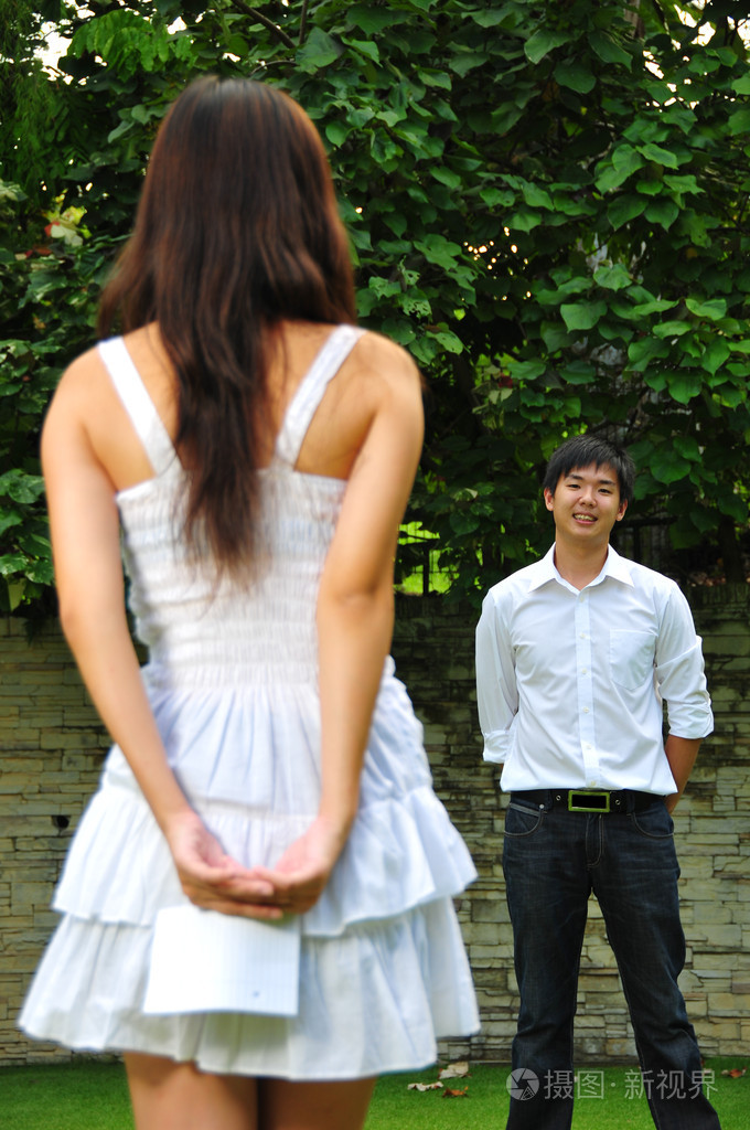 亚洲对中国夫妇在求爱户外