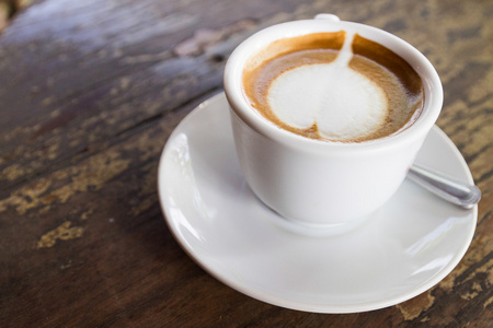杯热咖啡与心形状的拿铁咖啡艺术