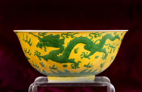 中国的绿色和黄色的龙碗