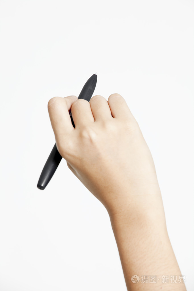 她手里拿一支笔做买卖的商人