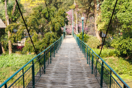 木制吊桥横跨河